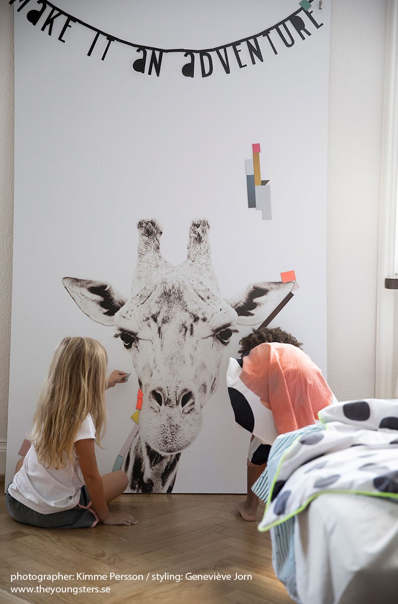 Magnetic wallpaper giraffe by Groovy Magnets