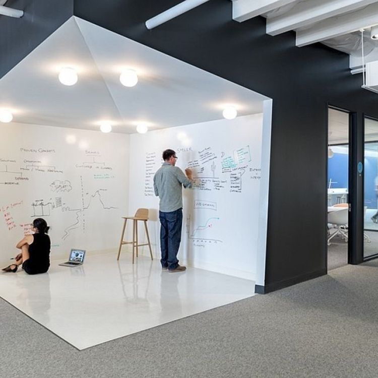 SILKY projecteerbaar whiteboard magneetbehang Groovy magnets: whiteboard muur in je bedrijf