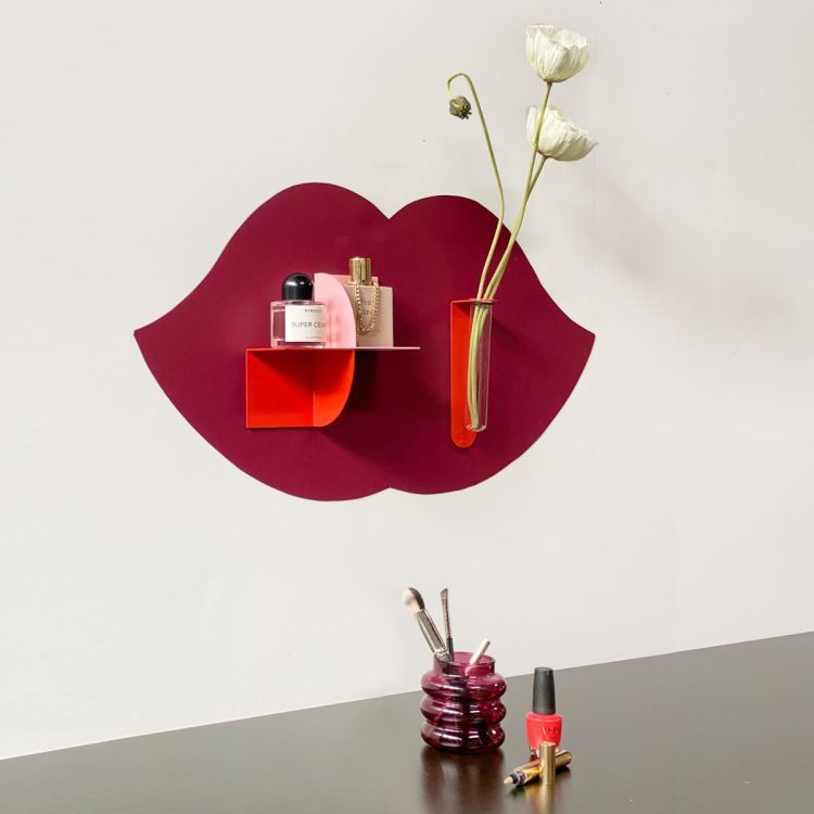 burgundy, lipvormige magneetsticker van Groovy Magnets | magnetische muursticker