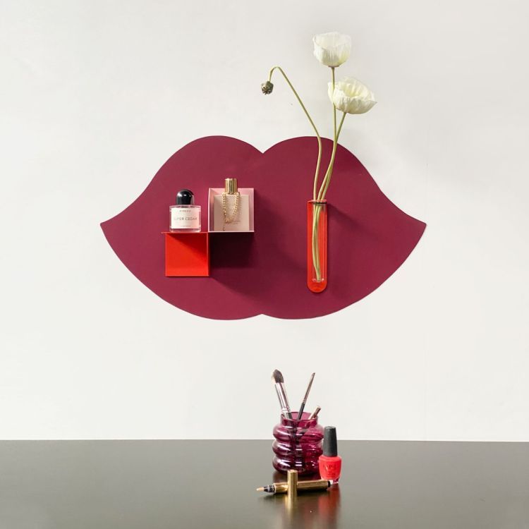 burgundy, lipvormige magneetsticker van Groovy Magnets | magnetische muursticker