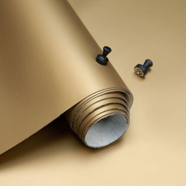 Goud magneetbehang van Groovy Magnets: voor magneten en beschrijfbaar